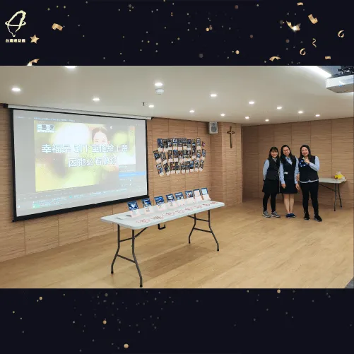 與夥伴們一同唱詩歌,用心感受 上帝的恩典 以詩歌歡唱作為活動的開始-感恩節