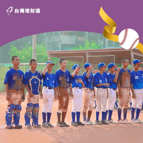 來到比賽尾聲,棒球小將們的衣裝早已沾滿塵土,足見戰況激烈 努力收穫勝利的果實-向上國中棒球隊