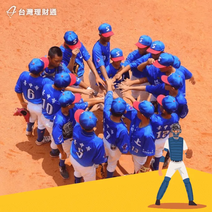 比賽前,球員們自主聚集,進行賽前動員,齊喊口號鼓舞隊內士氣。 球員們賽前動員齊喊口號鼓舞士氣-向上國中棒球隊