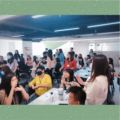 公司夥伴放下工作,一同參與培訓課程,學習如何規劃夢想 參與公司培訓課程學習規劃夢想-夢想dna